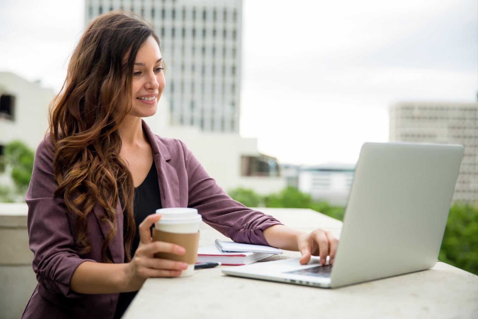 Espace de formation avec participants travaillant sur leurs projets entrepreneuriaux